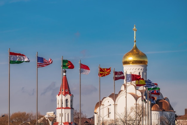 Флаги разных стран на фоне православной церкви