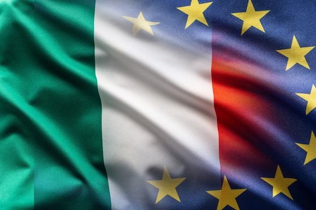 바람에 부는 이탈리아와 EU의 깃발.