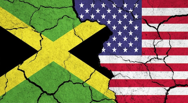 ジャマイカと米国の国旗は政治関係の概念を裂けた表面にあります