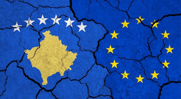 Foto bandiere del kosovo e dell'unione europea sulla superficie rotta concetto di relazione politica