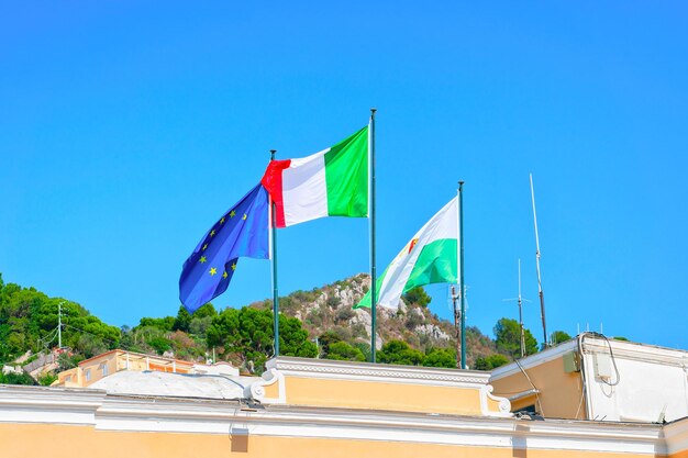 Bandiere sull'edificio del municipio sull'isola di capri, italia