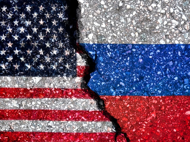 사진 돌 표면에 러시아와 미국의 국기 두 국가 간의 관계의 추상 상징적 표현