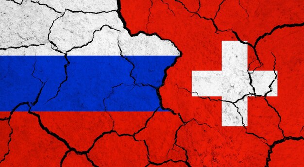ひび割れた表面の政治関係概念上のロシアとスイスの国旗