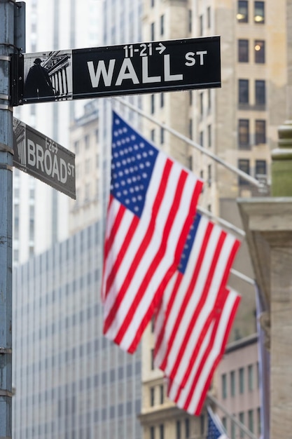 Photo flags sign against buildings in city