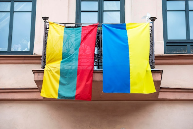 Bandiere dell'ucraina e della lituania su un balcone in una strada vilnius