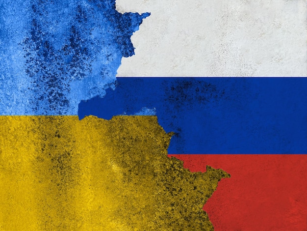 Флаги Украины и России нарисованы на разрушенной стене и разделены диагональной трещиной Международные дипломатические отношения Поврежденная структура