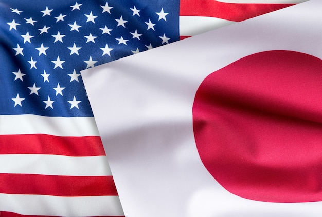 アメリカ合衆国と日本の国旗が一緒に旗を立てます。