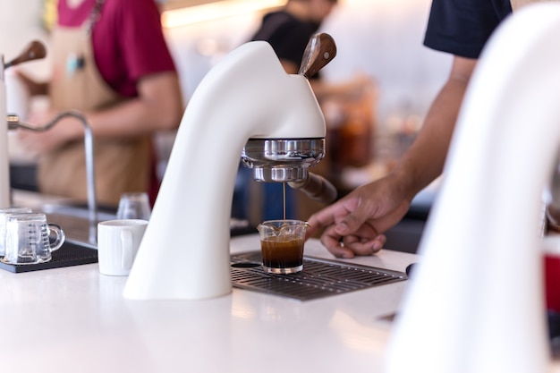 Flair espressomachine in een coffeeshop met barista