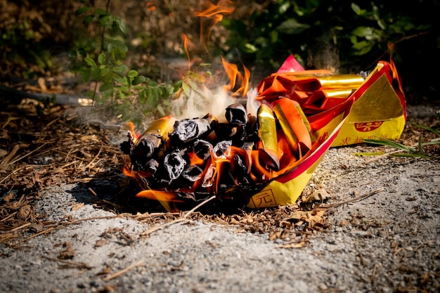 Foto la carta ardente i cinesi bruciano per inviare denaro e forniture secondo le credenze del cap