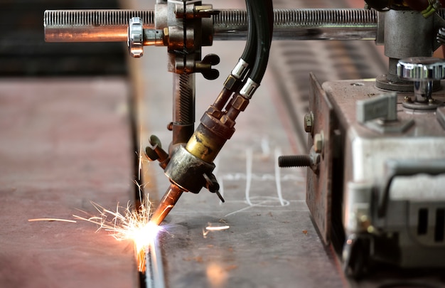 Flame cutting process by oxygen and acetylene cutting machine