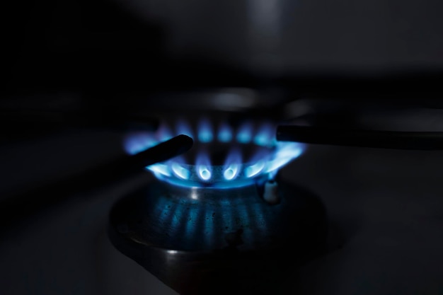 Una fiamma da una cucina a gas che brucia durante la carenza di energia