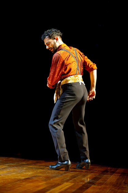 Flamenco-danser in een moment van reflectieve houding kopieerruimte