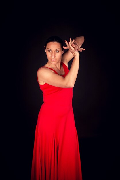 Flamenco vrouw in rode jurk en palmen spelen