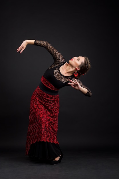 Flamencodanseres in zwarte en rode jurk