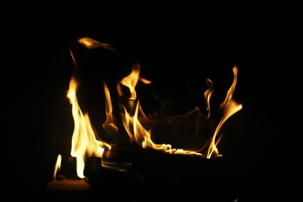 Photo the flames of burning wood in the fireplace of a country house coals and sparks