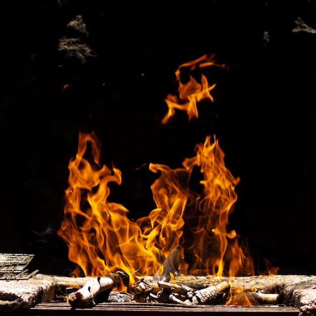 Фото Пламя огня на черном фоне