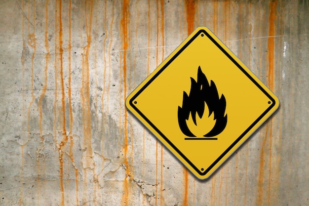 Photo flammable warning sign on a wall