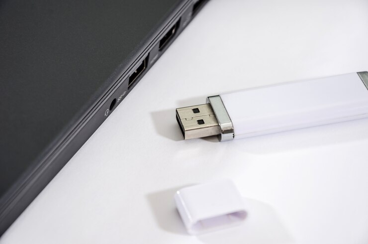 Foto flash-drive en laptop