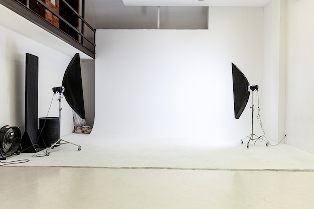 スタジオ撮影の準備ができているフラッシュライト、白い背景シーン。現代の写真家スタジオ