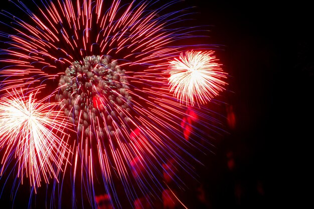 Flash van rood en wit vuurwerk op achtergrond zwarte hemel Concept van vakantie Closeup