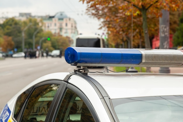 Luci lampeggianti dell'auto della polizia su una strada cittadina.