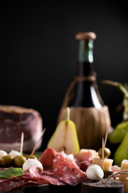 Foto fiaschetta di vino su un tavolo con cibo italiano tradizionale rustico. stile di vita italiano tipico fresco