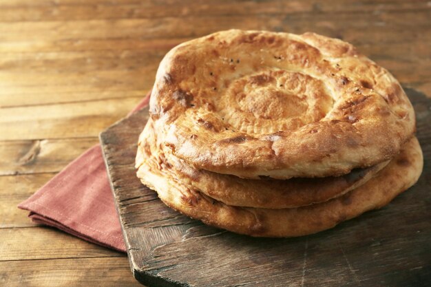 Foto focaccia sul tovagliolo su fondo di legno