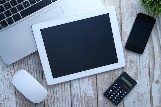 Фото Плоский состав цифрового планшета, ноутбука и смартфона на столе