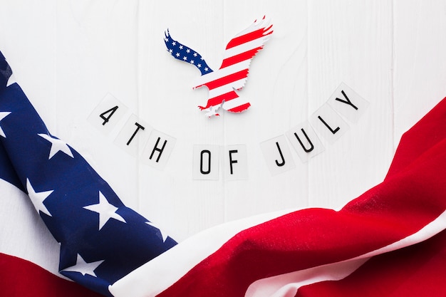 Disposizione piana della bandiera americana e dell'aquila per la festa dell'indipendenza