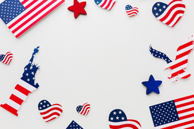 Photo flat lay of american flags and statue of liberty for independence day