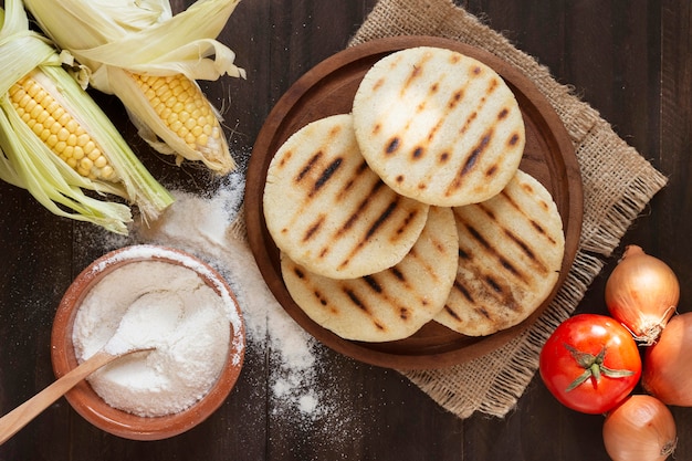 Photo flat lay arepas on wooden board