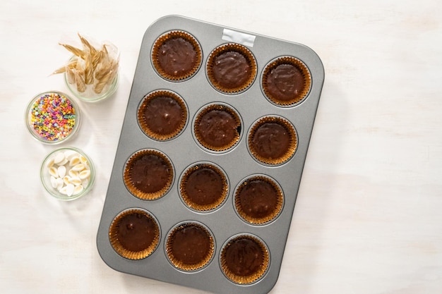 フラットレイ。カップケーキパンでチョコレートカップケーキを焼く。