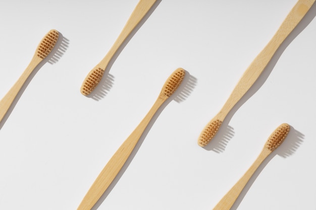 Photo flat lay bambu brushes on white background