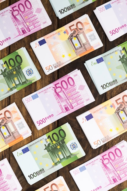 Photo flat lay banknotes arranged on wooden table