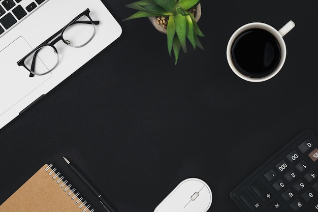 Photo flat lay black background with laptop coffee cup and calculator top view