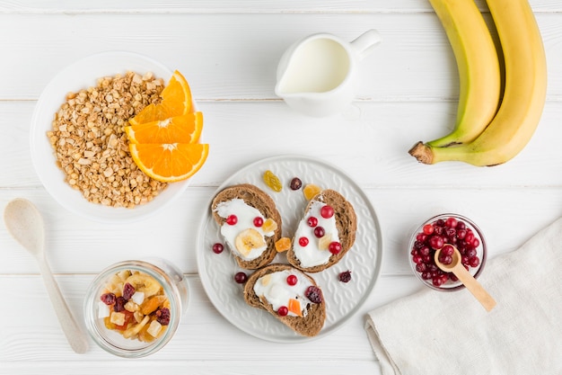 Photo flat lay bread slices with yogurt and fruits