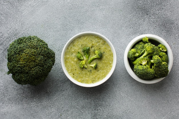 Photo flat lay broccoli bisque with broccoli bushes