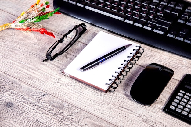 Плоская концепция бизнеса, ручка для ноутбука, бумага