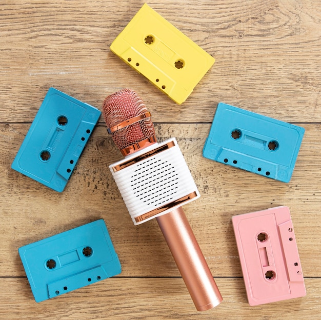 Photo flat lay cassettes on wooden background