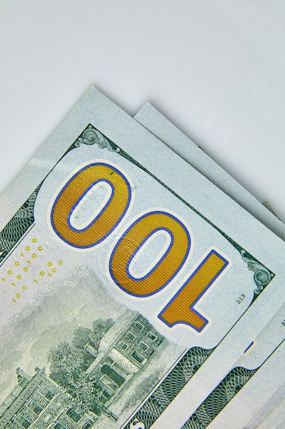 Flat lay close-up op de rekeningen voor een bankbiljet van honderd dollar