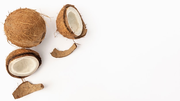 Photo flat lay of coconut with shell and copy space