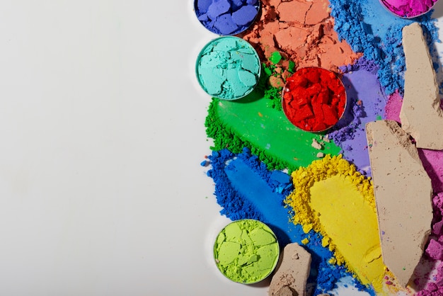 Photo flat lay colorful eyeshadow on white background