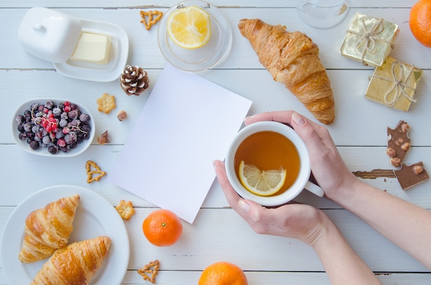 Composizione piatta laici mock up colazione del mattino. la donna hols la tazza di tè