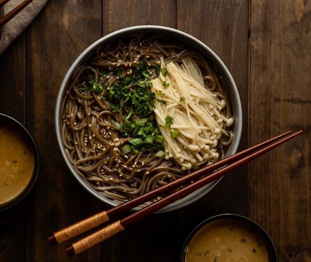 写真 テーブルの上に麺の平置き構成