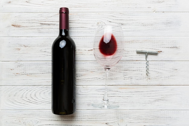와인 코르크나사 병과 컬러 테이블에 우아한 유리가 있는 평평한 구성