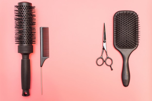 美容師とフラットレイアウトコンポジションセット理髪ツールと機器を設定：はさみ、櫛、テキスト用のコピースペースとヘアクリップ