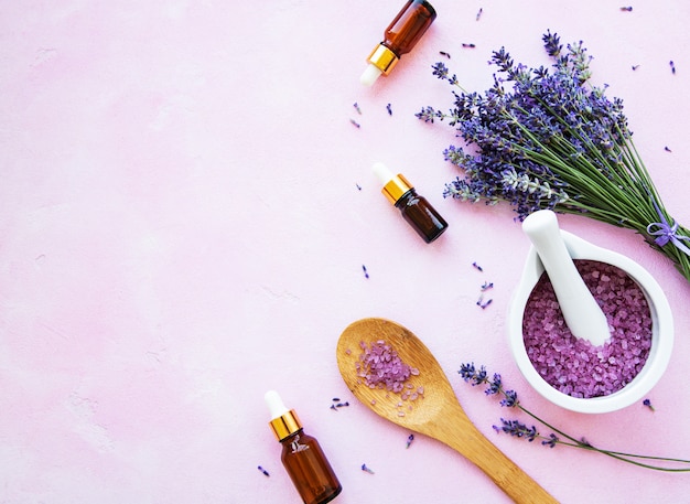 Composizione piatta con fiori di lavanda e cosmetici naturali