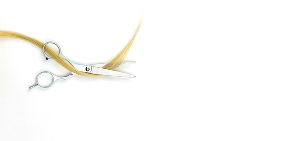 Плоская композиция со светлыми ножницами для волос и местом для текста на белом фоне