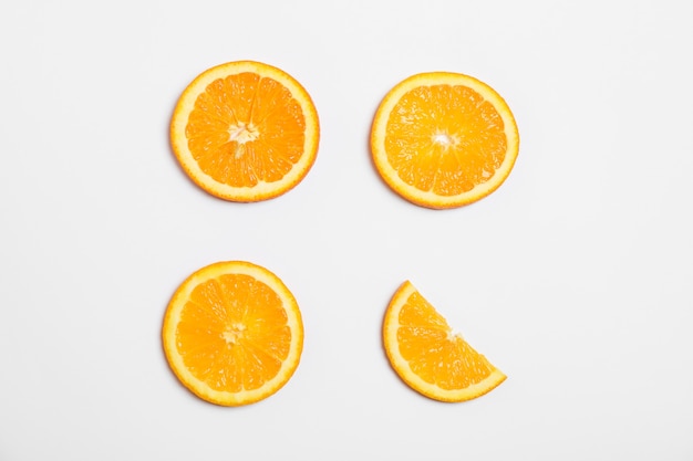 Фото Плоский лежал композиция с апельсинами на белом фоне. вид сверху