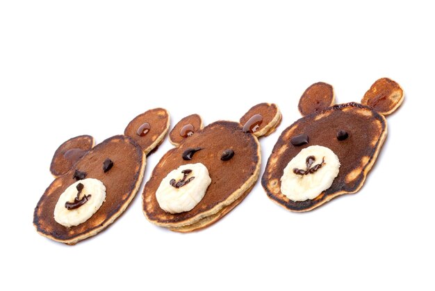 Фото Плоская композиция с блинчиками в форме медведя, изолированными на белом фоне креативные идеи завтрака для детей